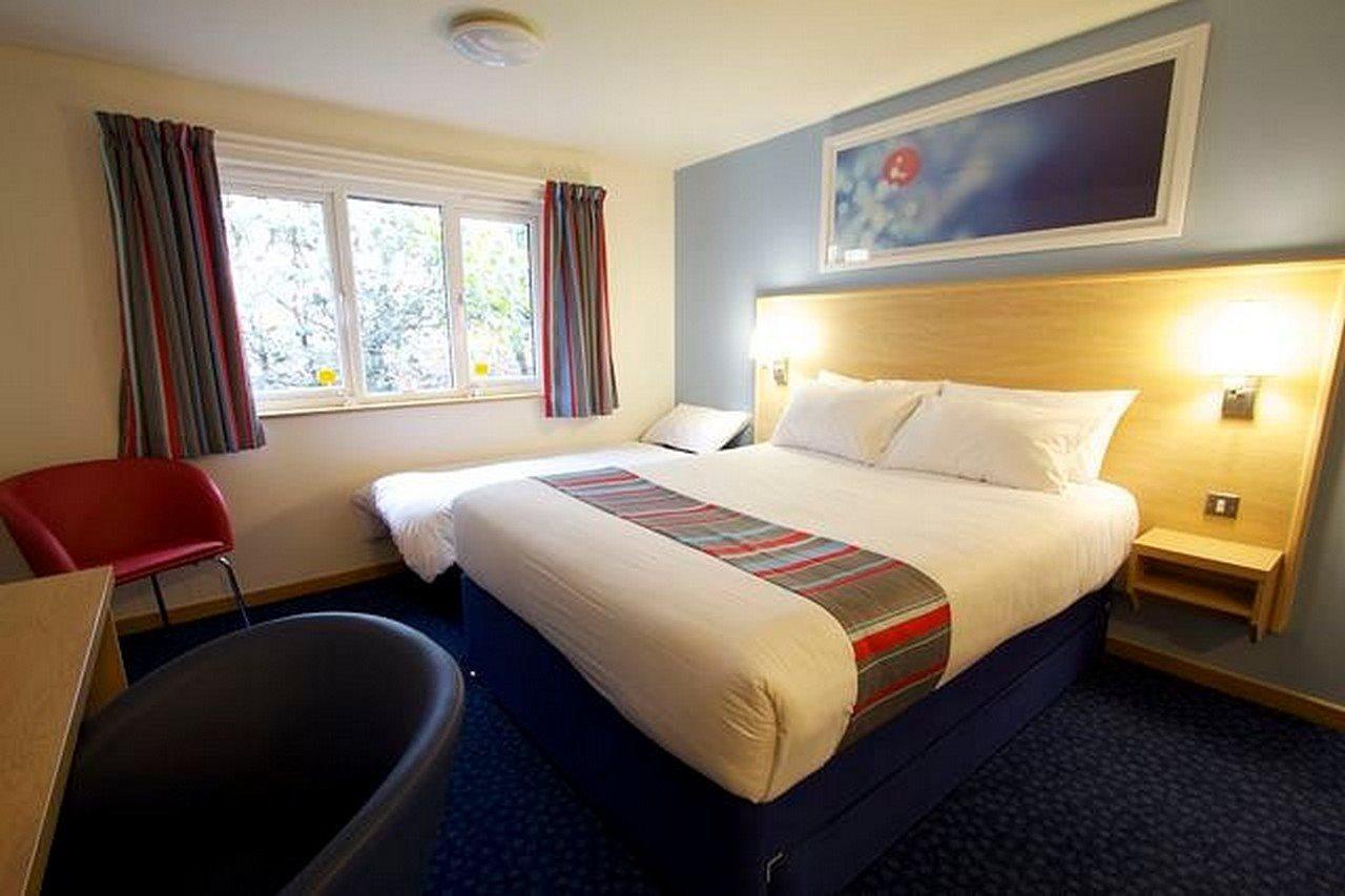 Travelodge Харлоу Экстерьер фото