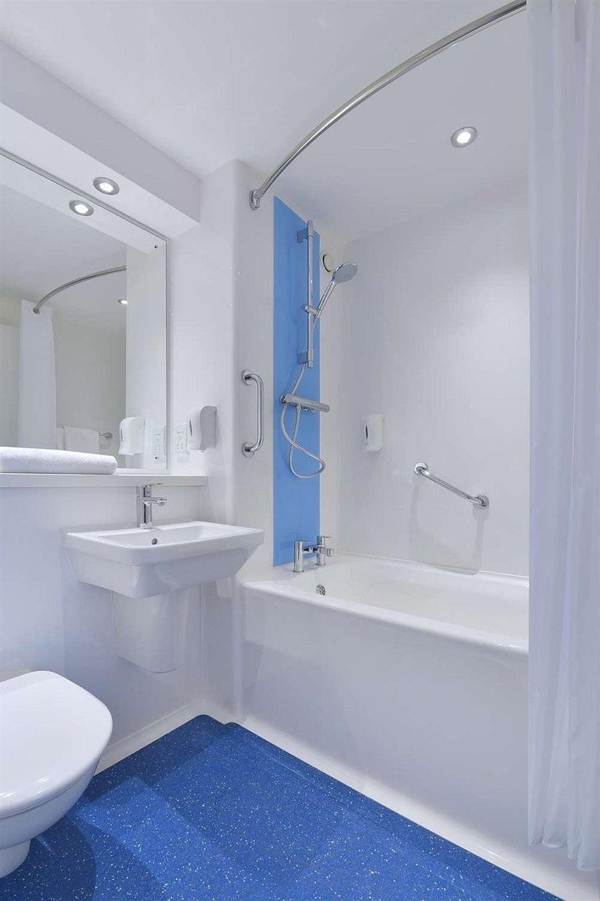 Travelodge Харлоу Экстерьер фото
